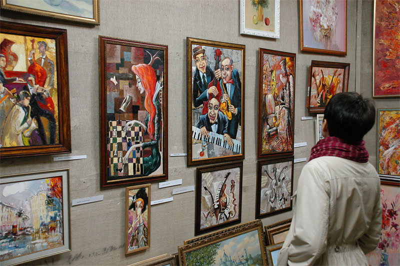 картина - художник и посетители галереи