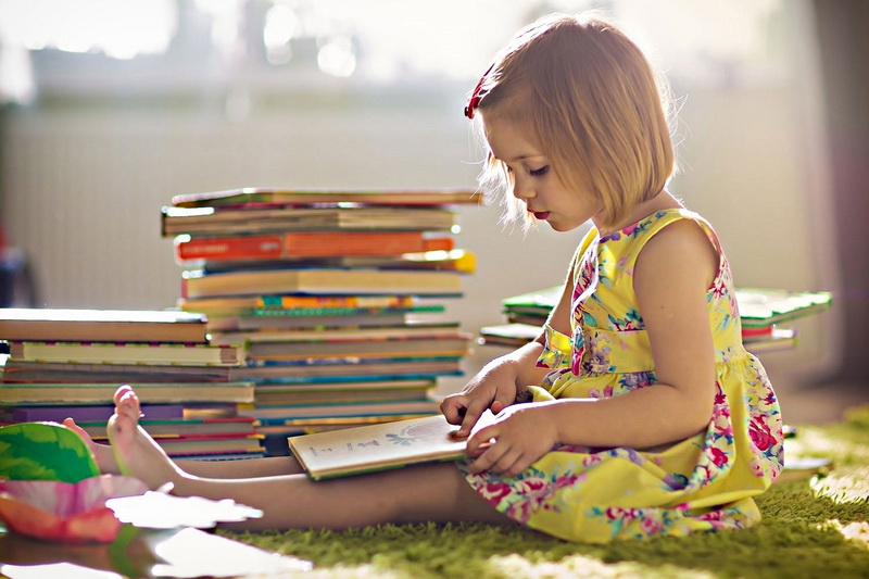 маленькая девочка читает 